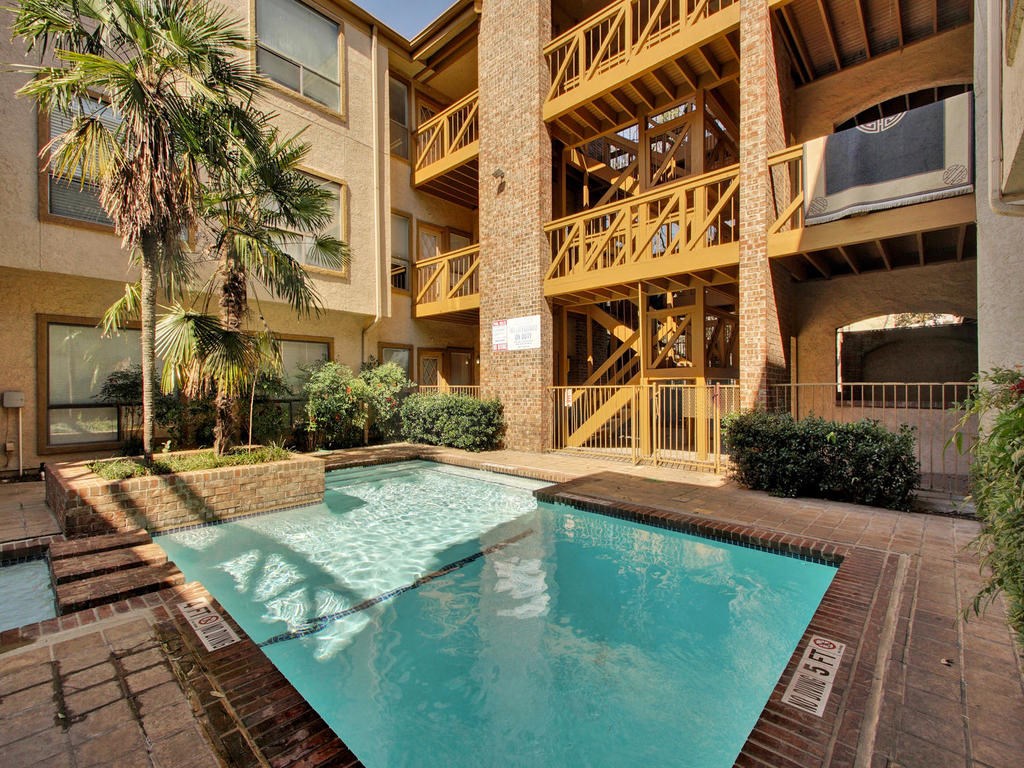 Croix Condominiums