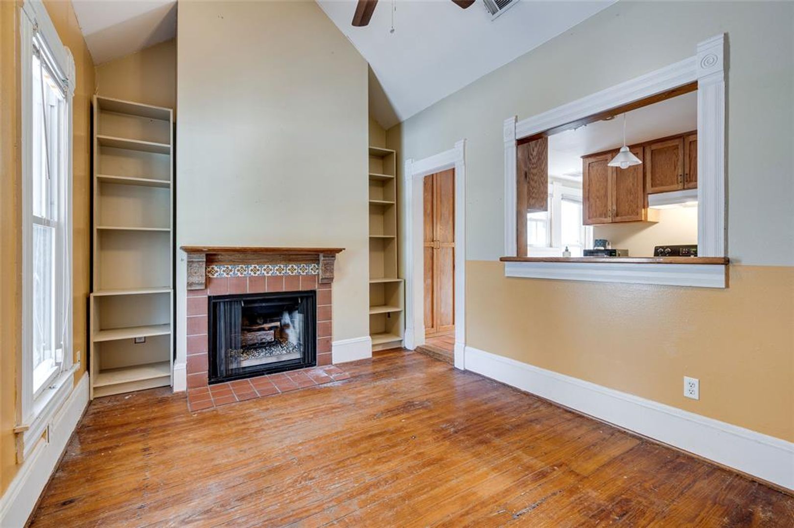 1 Bed / 1.5 Bath — 904 W 21st St #213